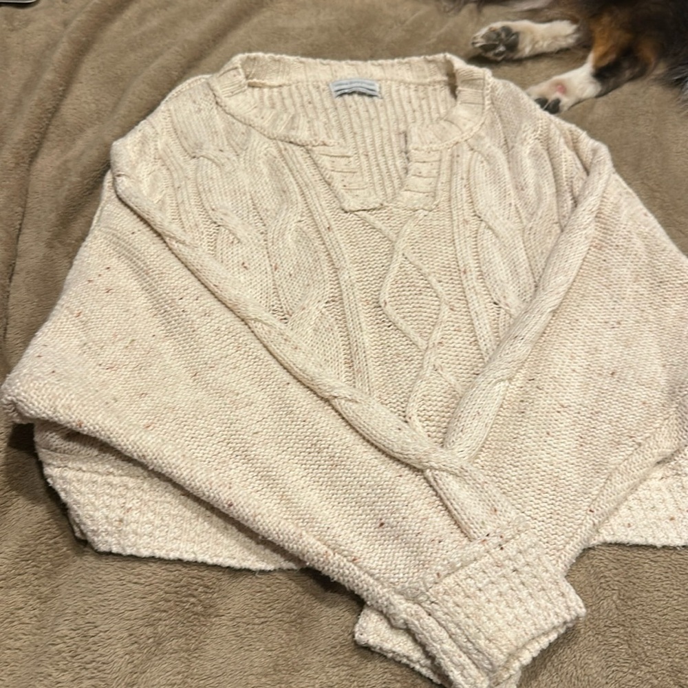 Cropped boxy sweater from Urban Outfitters. Size S